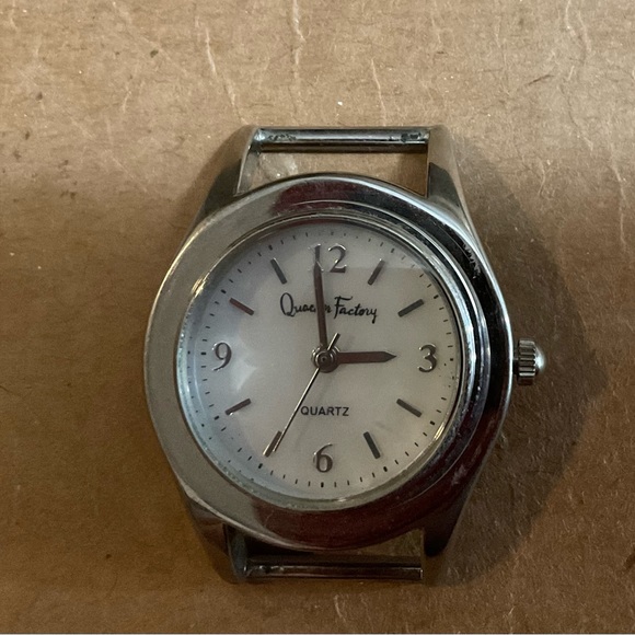 Quarter Factory: Silver tone watch with Four Exchangeable bands and 4 band faces - Picture 5 of 11